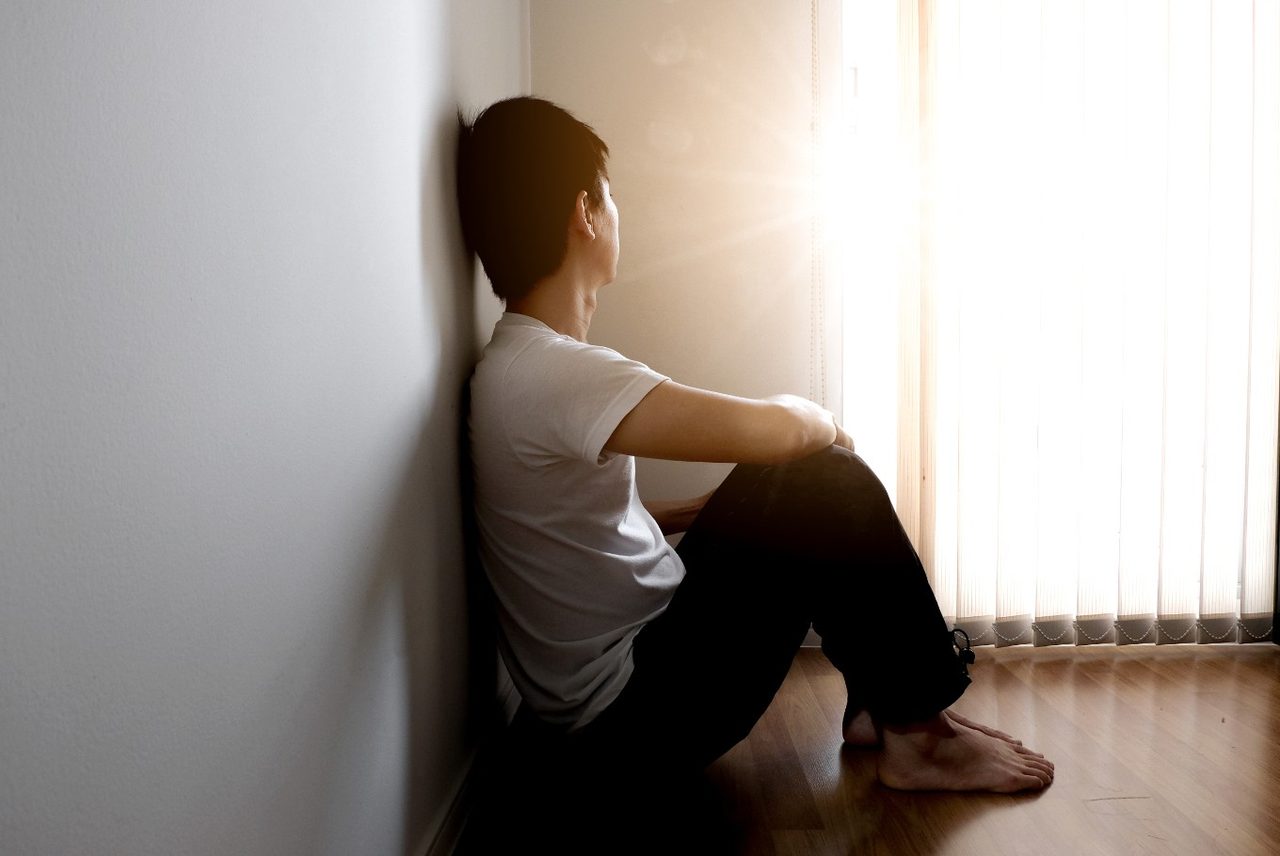 Soft daylight falling across an empty armchair in a quiet, comfortable room